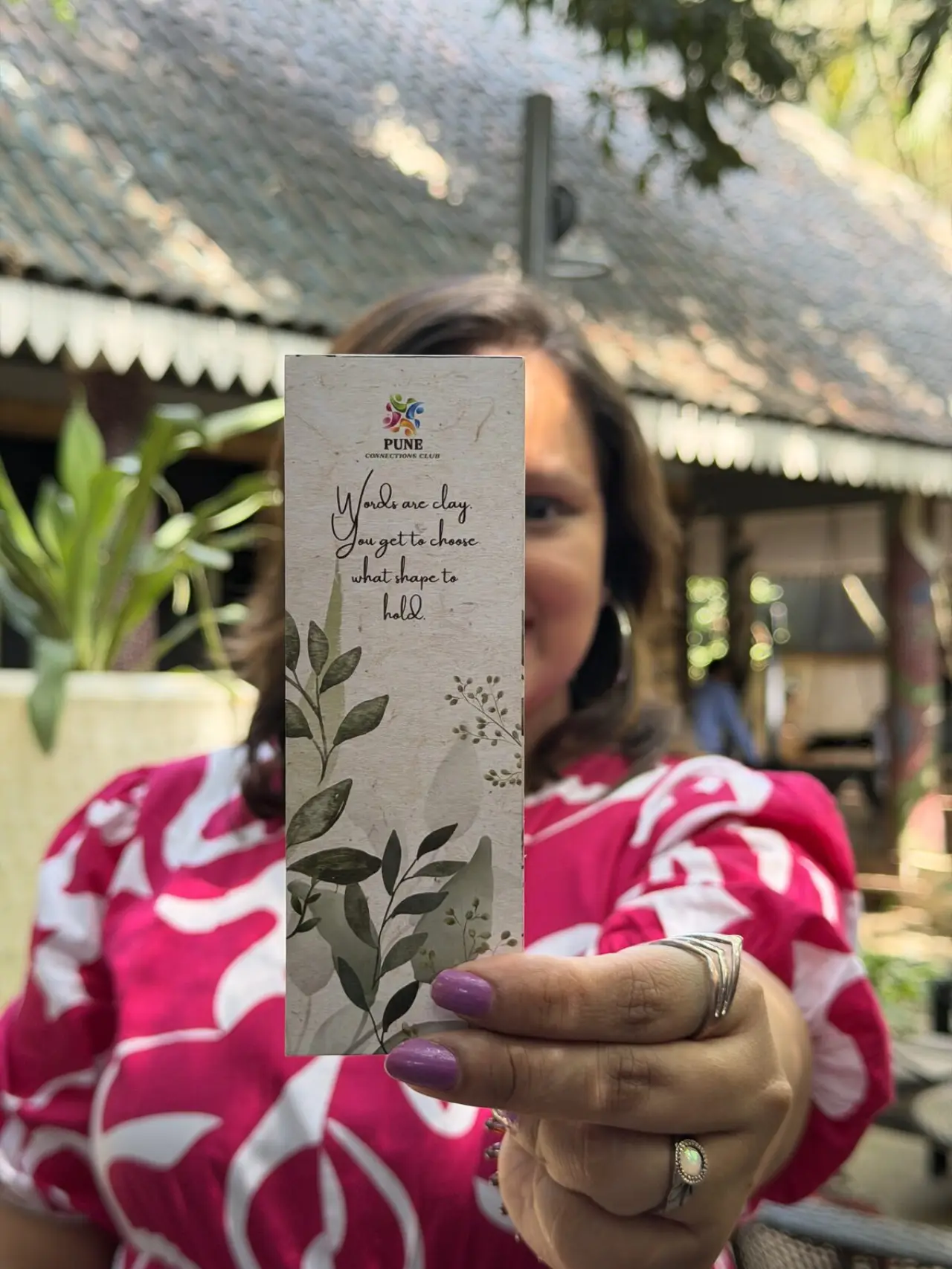 Café tech meetup with laptops